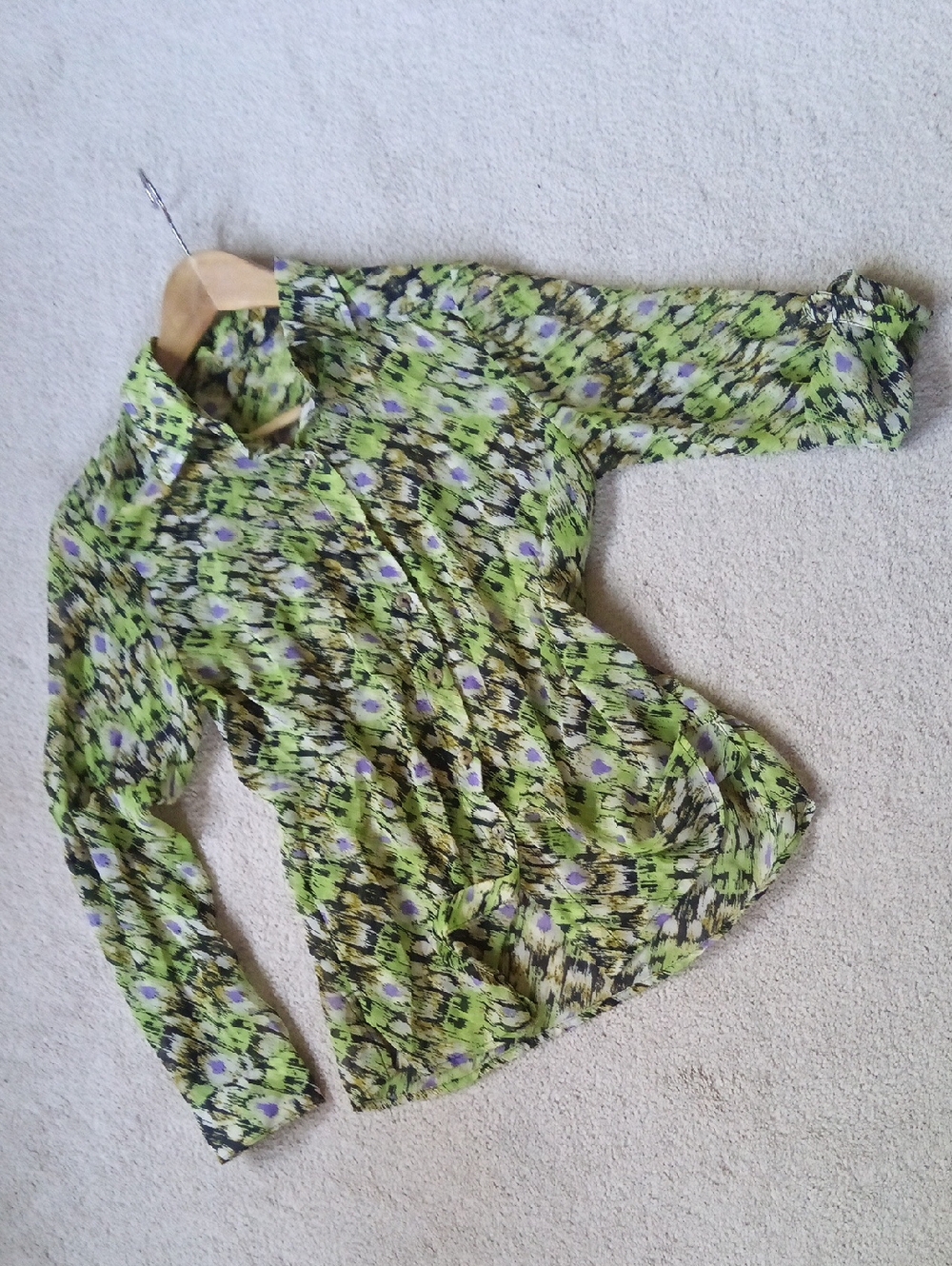 P18.5" L24" Green Abstract Floral Button-Up Blouse with Roll-tab long sleeve